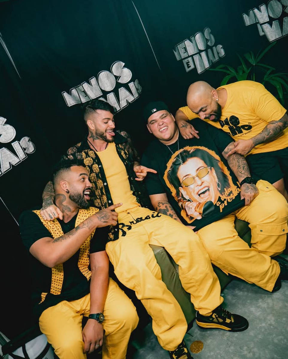 Pagode lidera as paradas musicais no Brasil no primeiro semestre de 2025 Grupo de pagode Menos é Mais (Foto: Reprodução/ Instagram @grupomenosemais)