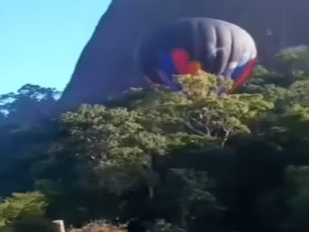 Balão com sete pessoas a bordo faz pouso no meio de mata em Pancas; ninguém ficou ferido (Foto: Reprodução/Redes Sociais)