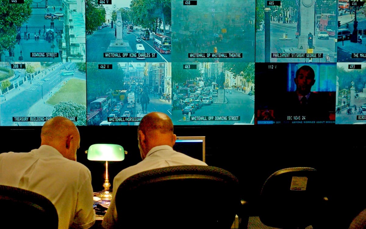 Londres relembra 20 anos dos atentados de 7 de julho com foco em segurança e vigilância Policiais controlam monitores de vigilância, no dia 9 de julho de 2005, dois dias após os atentados de Londres. (Foto: REBECCA REID/EFE)