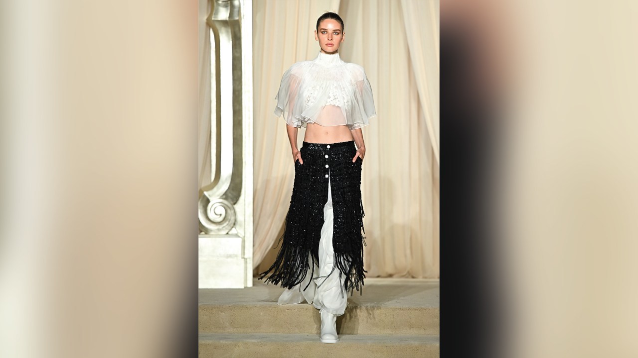 Tendência do umbigo de fora ressurge com força nas passarelas e nas ruas PASSARELA - Modelo da Chanel: o barulho vital das grandes grifes (Foto: Stephane Cardinale/Corbis/Getty Images)