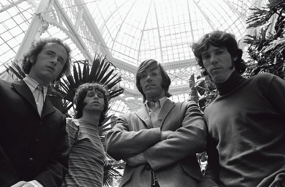 Baterista do The Doors revela influência da bossa nova em sua música Na mesma época em que os Beach Boys cantavam as praias, o The Doors, também da Califórnia, gravou a sombria “The end”. Da esq. para a dir., Robby Krieger, Jim Morrison, Ray Manzarek e John Densmore — Foto: Divulgação/Paul Ferrara
