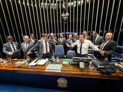 Bolsonaristas se acorrentam em protesto no plenário do Senado durante votação Movimento é liderado por Magno Malta e Jorge Seif e conta com Congressistas de diversos partidos de direita. (Foto: Ascom Jorge Seif)