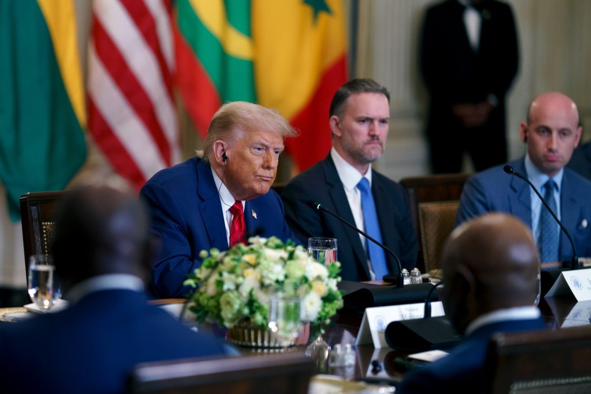 Governo acelera anúncio de medidas para apoiar empresas diante do aumento das tarifas O presidente dos EUA, Donald Trump, e Jamieson Greer, representante comercial americano, que afirmou ser “improvável” que acordos com países sejam fechados “nos próximos dias”. (Foto: Will Oliver/EPA/Bloomberg)