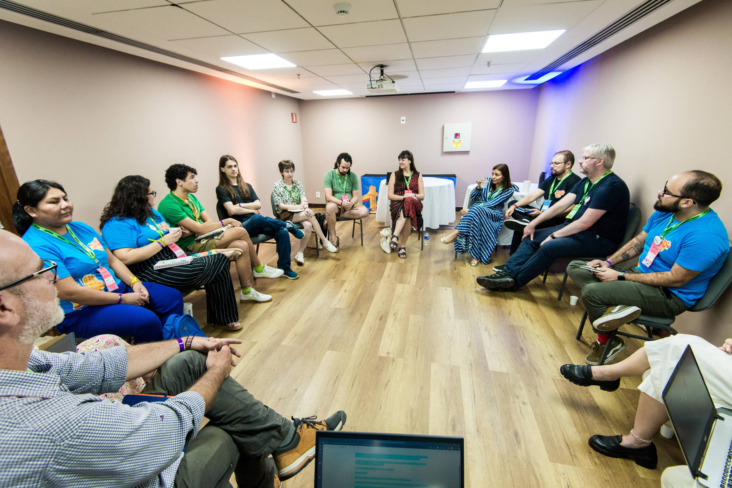 Mesa de discussão sobre desafios para manter a Wikipédia multigeracional, realizada em julho de 2025 durante congresso da Wikimedia Brasil em Salvador (Foto: Donatas Dabravolskas/Wikimedia Commons)