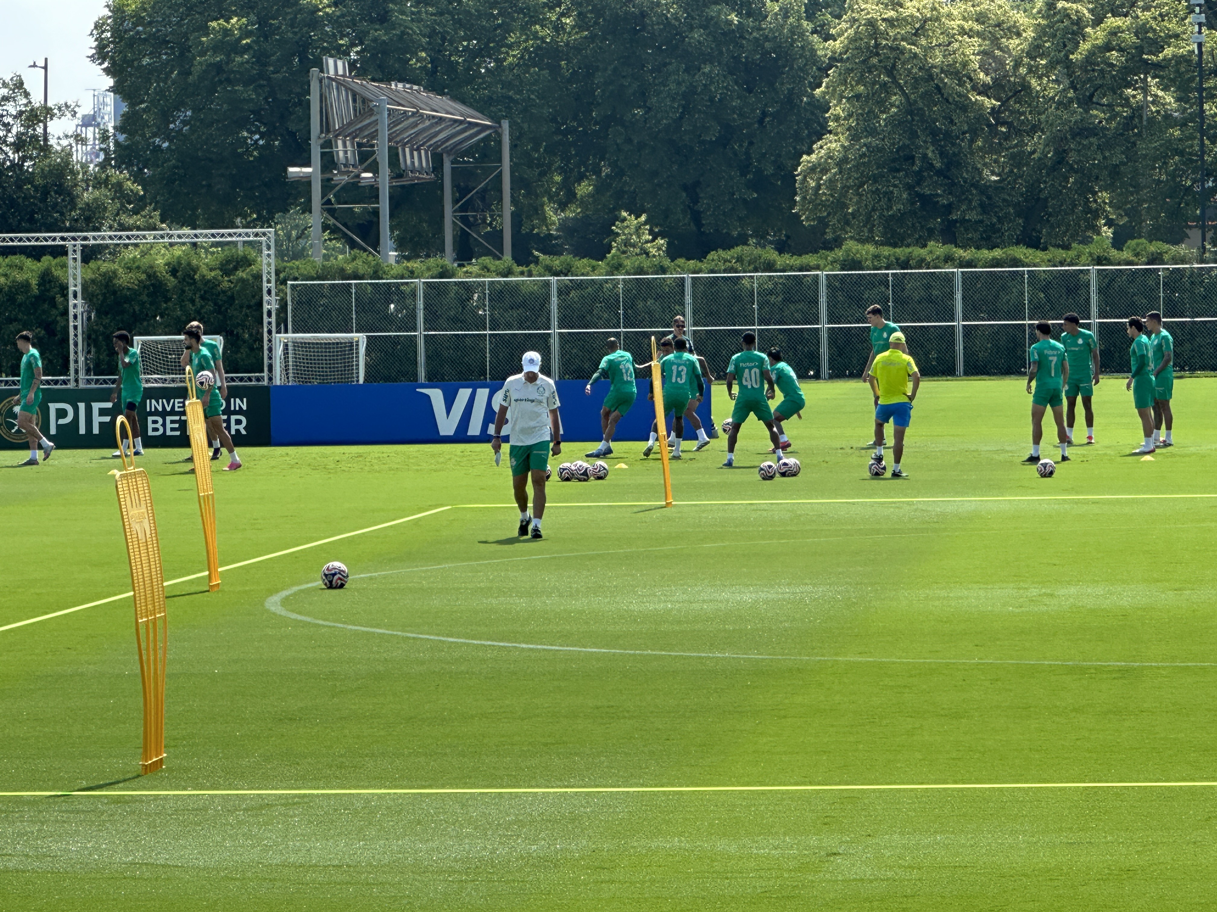 Paulinho e Piquerez são desfalques em treino antes do confronto com o Chelsea Foto: Reprodução