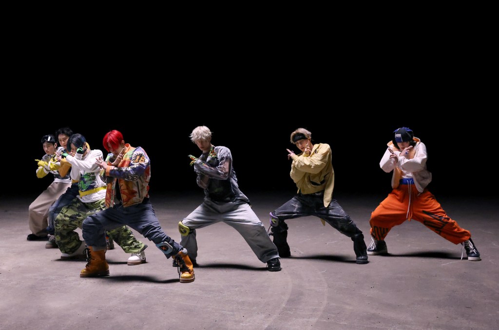 O vídeo "Outside" do ENHYPEN chegou, e a Billboard tem fotos exclusivas dos bastidores! (Foto: Billboard)