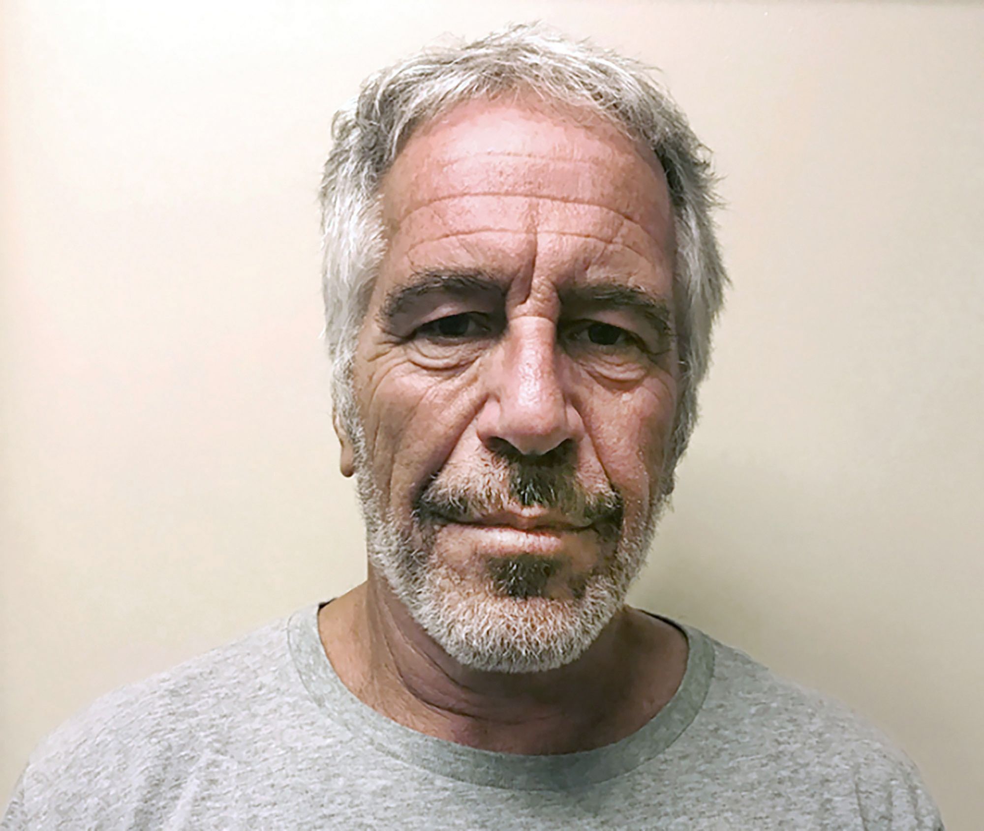 Departamento de Justiça confirma suicídio de Epstein e nega lista de clientes New York State Sex Offender Registry/AP/File
