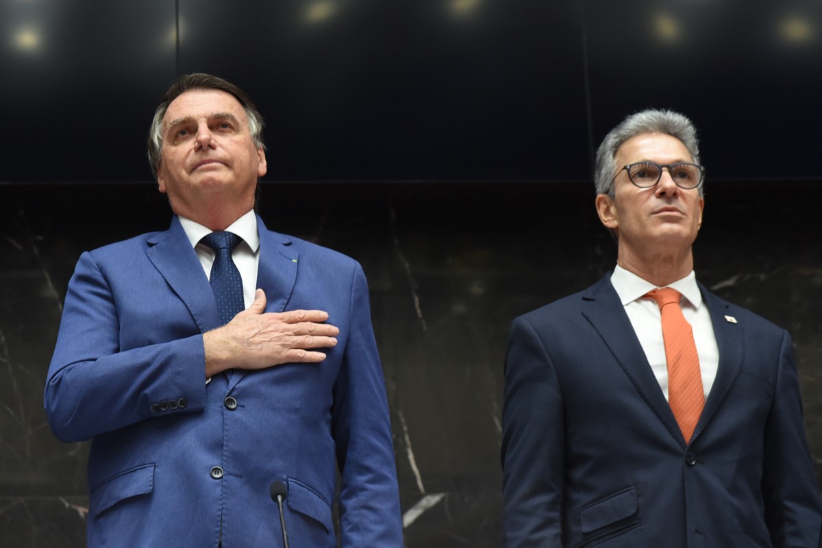 Zema e Bolsonaro se reúnem em Brasília para discutir pautas importantes Bolsonaro e Zema durante a solenidade (Foto: Elizabete Guimarães/Divulgação/ALMG)