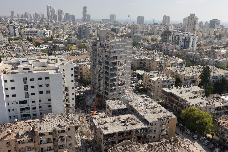 Prédio destruído em Bay Yam, no distrito de Tel Aviv, após novos bombardeios do Irã contra Israel durante a madrugada de domingo, 15 (Foto: GIL COHEN-MAGEN/AFP)
