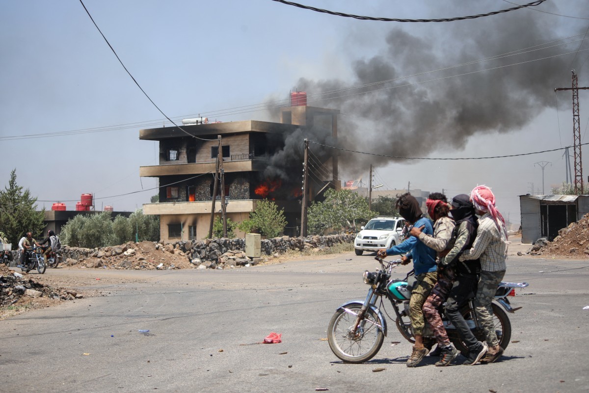 Síria envia tropas ao sul acreditando ter apoio dos EUA e Israel; confrontos persistem Combatentes tribais e beduínos cruzam a cidade de Walga enquanto se mobilizam em meio a confrontos com homens armados drusos, perto da cidade predominantemente drusa de Sweida, no sul da Síria (Foto: Abdulaziz KETAZ / AFP)