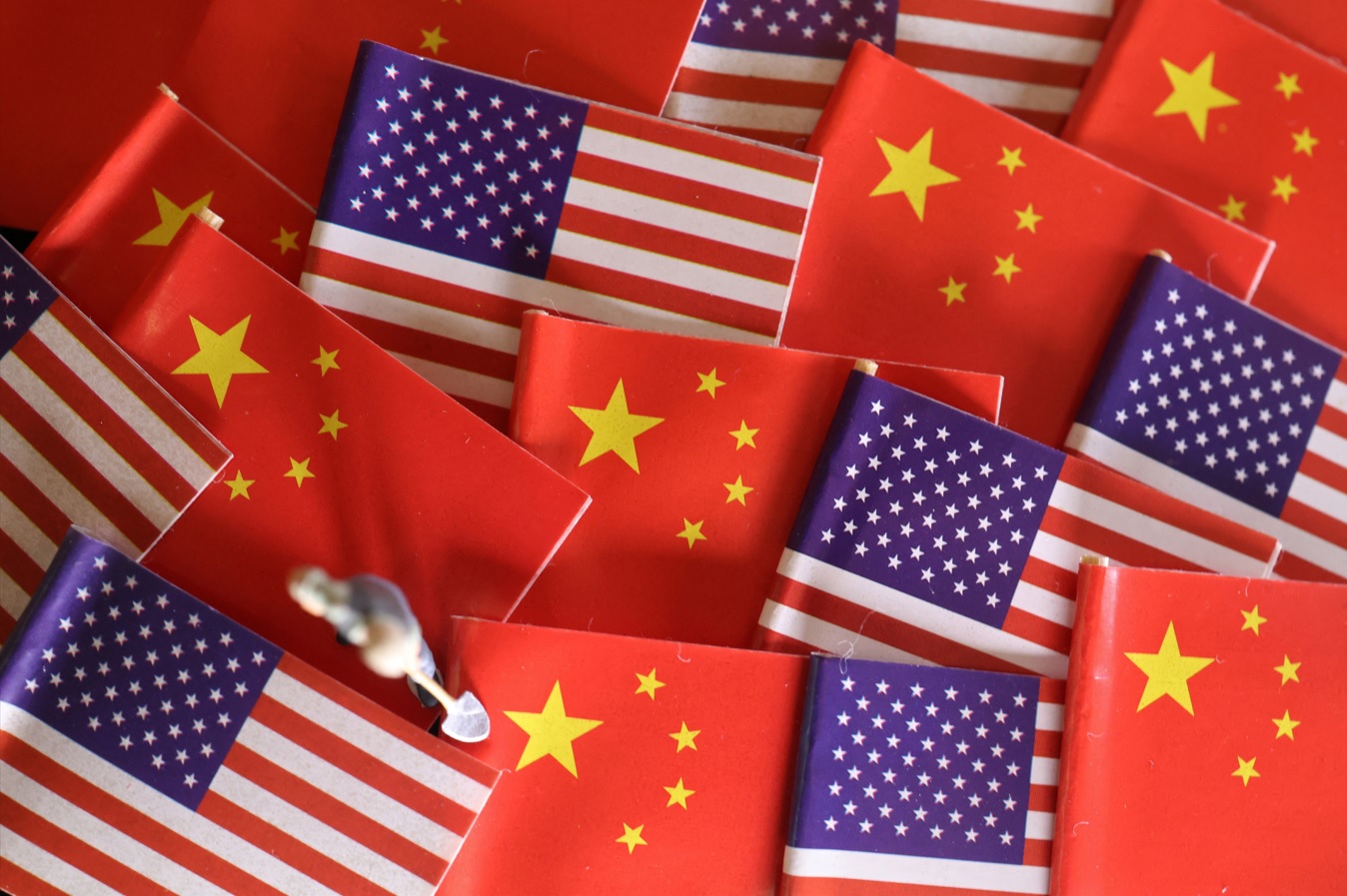 EUA e China reiniciam negociações tarifárias e Focus traz dados da Dívida Pública Foto: Reprodução