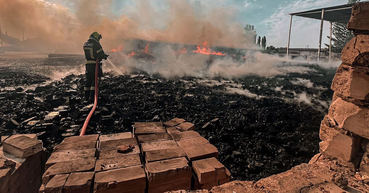 Putin intensifica ataque com drones na Ucrânia e ignora críticas de Trump Bombeiro ucraniano apaga incêndio após um ataque russo com drone na região de Kiev, em meio à invasão russa da Ucrânia: a Rússia bombardeou a Ucrânia com seu maior ataque de mísseis e drones em mais de três anos de guerra (Foto: Serviço de Emergência da Ucrânia/AFP)