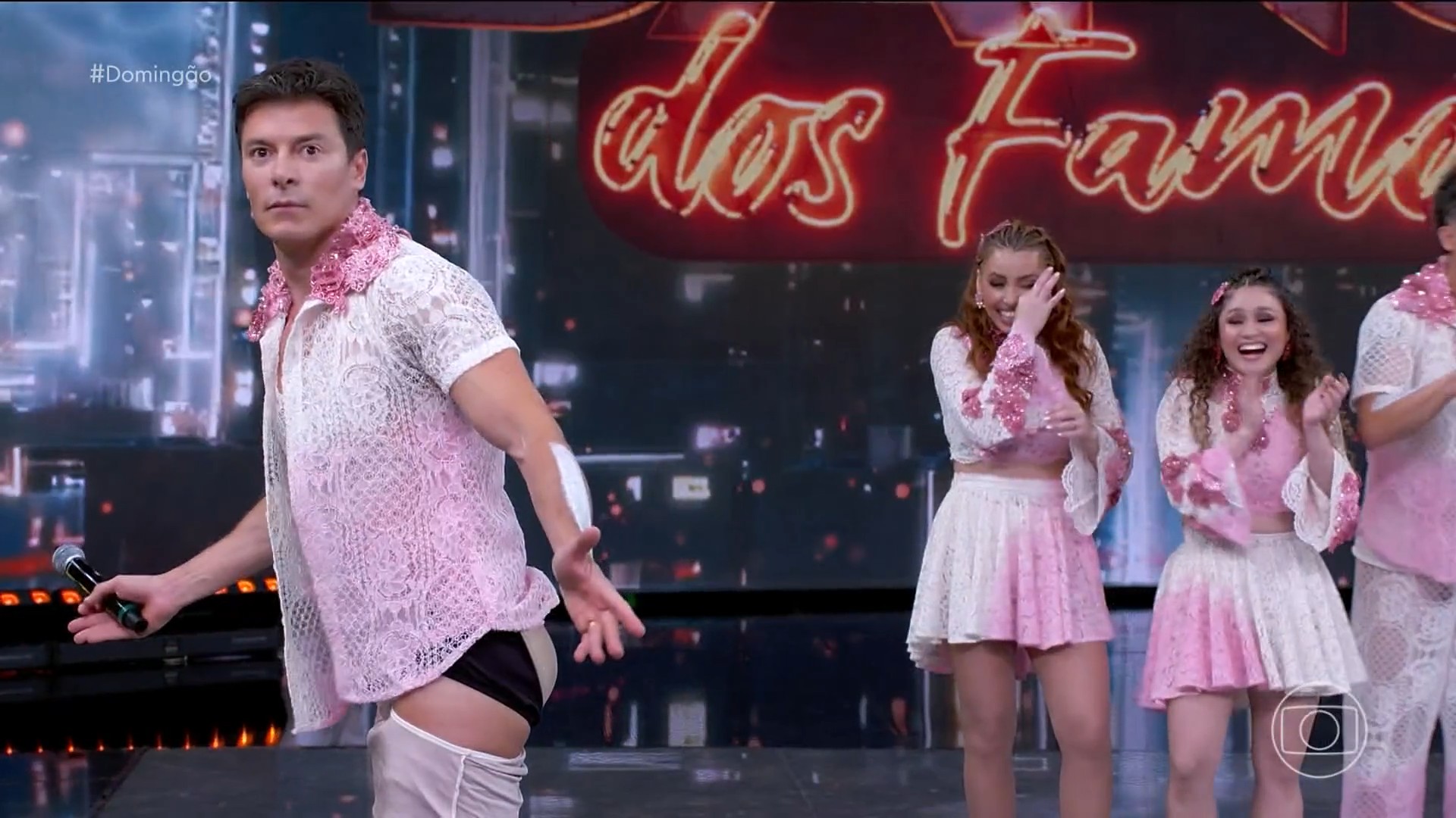 Rodrigo Faro exibe bumbum 'gaveta' e fala sobre enchimento no 'Dança' Foto: Reprodução