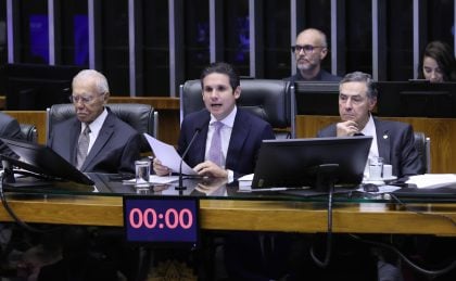 Deputados federais avaliam trabalho do STF em pesquisa; confira os resultados Deputado Hugo Motta (Republicanos-PB) comanda sessão solene na Câmara com a presença do ministro Luis Roberto Barroso, presidente do STF. (Foto: Marina Ramos/Câmara dos Deputados)