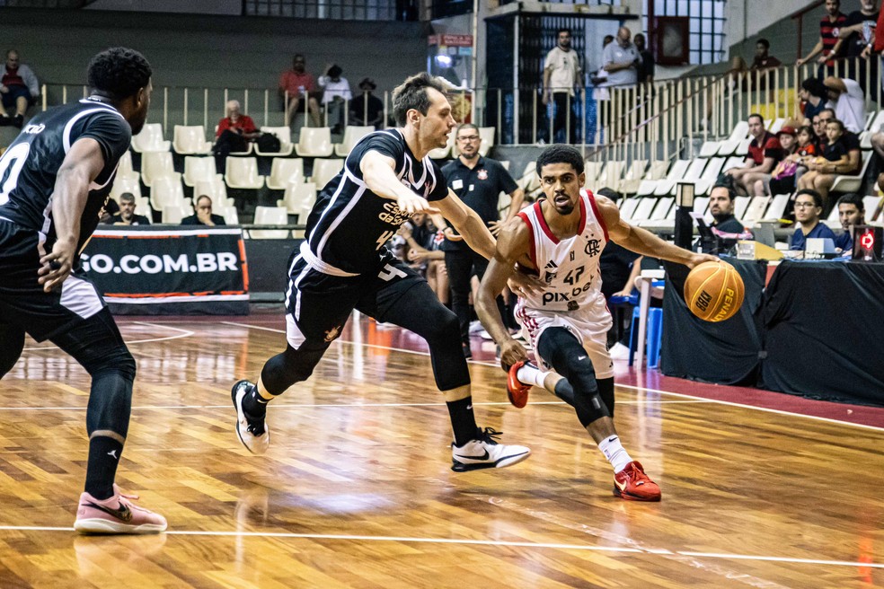 Flamengo supera Corinthians em clássico emocionante e lidera quartas de final do NBB