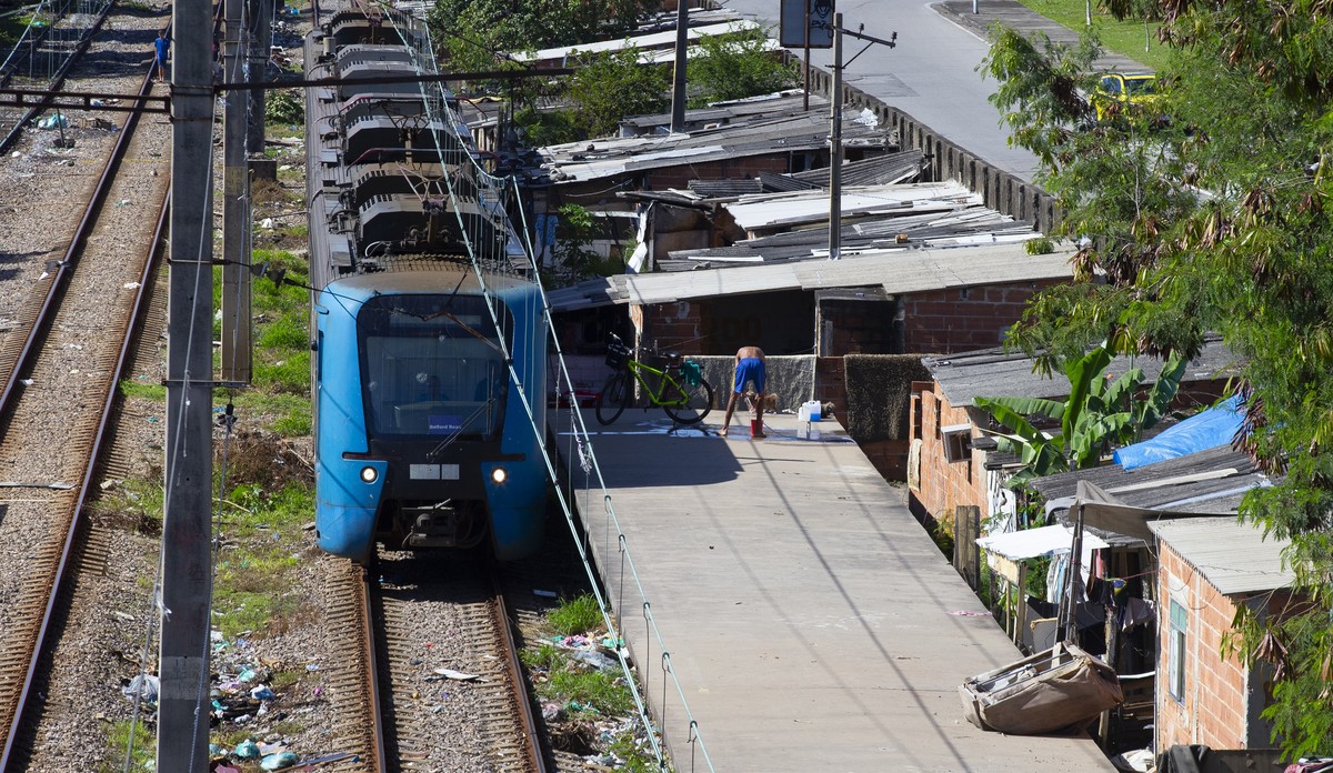 Trens do Rio enfrentam mais de seis mil cancelamentos por violência e falhas em 2024 Trem passa rente a construções entre Pilares e Del Castilho, na Zona Norte do Rio (Foto: Domingos Peixoto)