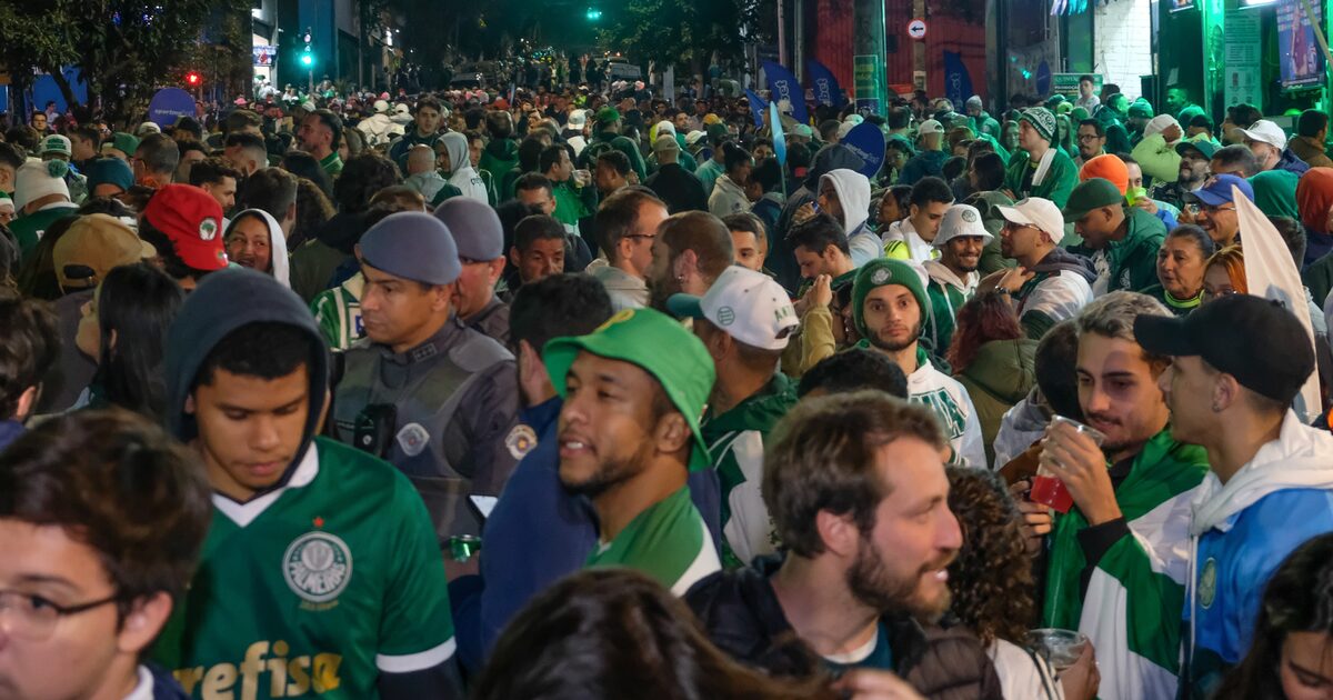 Torcida do Palmeiras se reúne em clima de festa para apoiar time no Mundial Torcedores se concentram em volta do Allianz Parque, no bairro de Perdizes, zona oeste de São Paulo, para acompanhar o jogo entre Palmeiras e Chelsea pelas quartas de final do Mundial de Clubes da Fifa. (Foto: Mastrangelo Reino/Estadão)