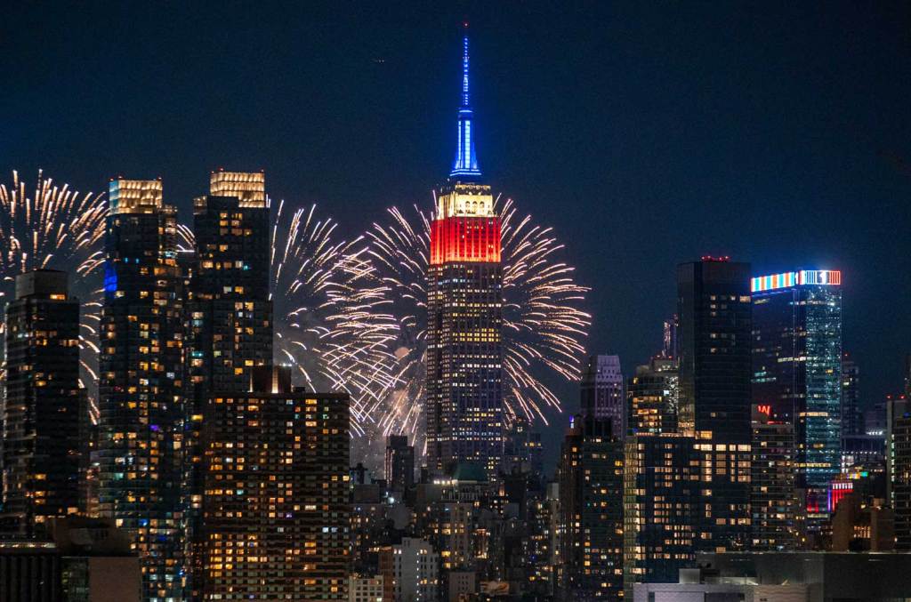 Assista ao espetáculo de fogos de artifício do Dia da Independência ao vivo e grátis Quer assistir ao 'Macy's 4th of July Fireworks Spectacular' online? Encontramos os melhores serviços de streaming para o show: Aqui está como assisti-lo ao vivo gratuitamente. (Foto: Reprodução)