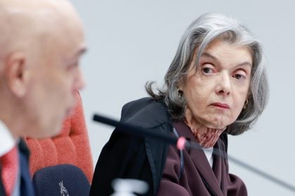 Homem processa Cármen Lúcia no STF, mas é multado após perder a ação A ministra Cármen Lúcia acompanhou o voto de Moraes para condenar ré do 8 de Janeiro que celebrou depredação do STF. (Foto: Fellipe Sampaio /STF)