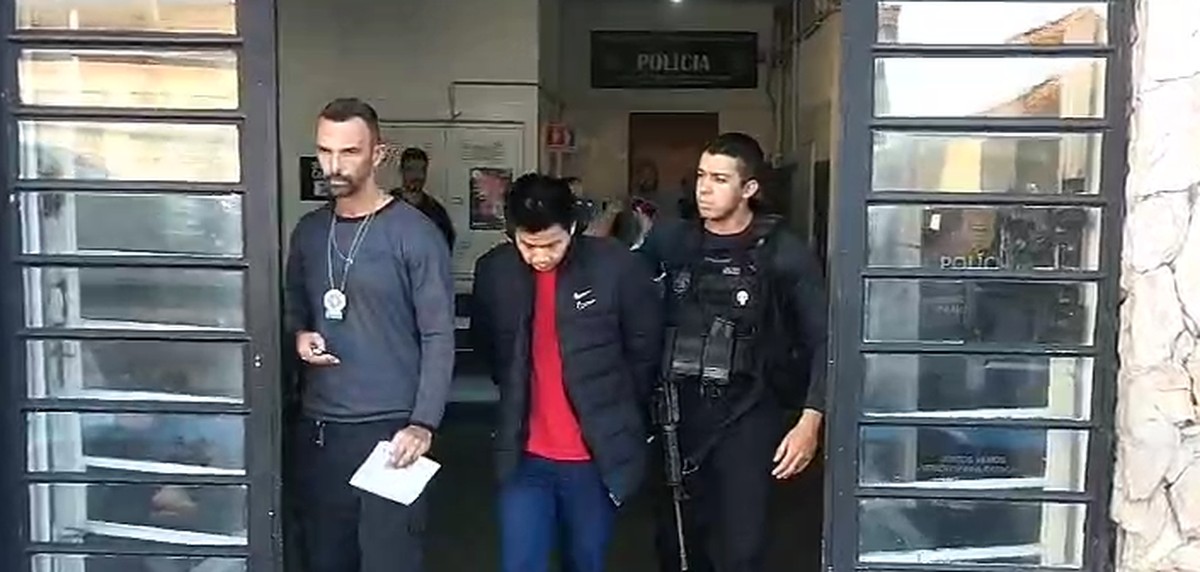 Zhaohu Qiu, conhecido como Xau, sendo escoltado por agentes da Polícia Civil, em São Paulo (Foto: Reprodução / Polícia Civil do Estado do Rio de Janeiro)