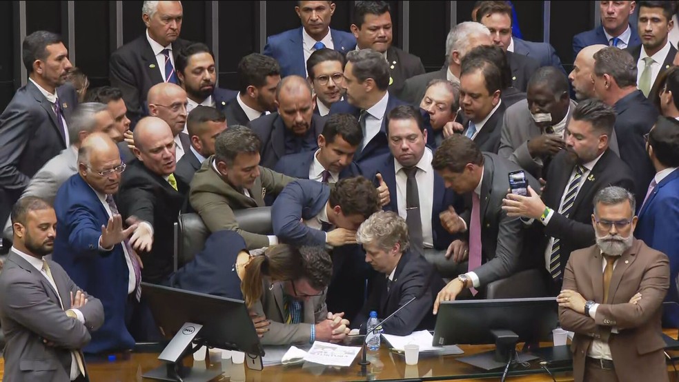 Tumulto na Câmara: Hugo Motta não consegue chegar à cadeira da presidência da Câmara (Foto: Reprodução/GloboNews)