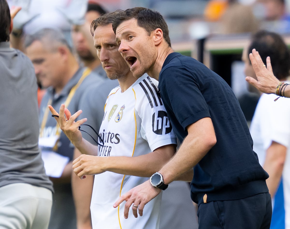 Xabi e Modric celebram trajetória juntos em despedida emocionante como técnico Xabi Alonso dá instruções a Modric antes de que entre no partido contra Al Hilal. (Foto: Sven Hoppe (Dpa/Picture Alliance/Getty Images))