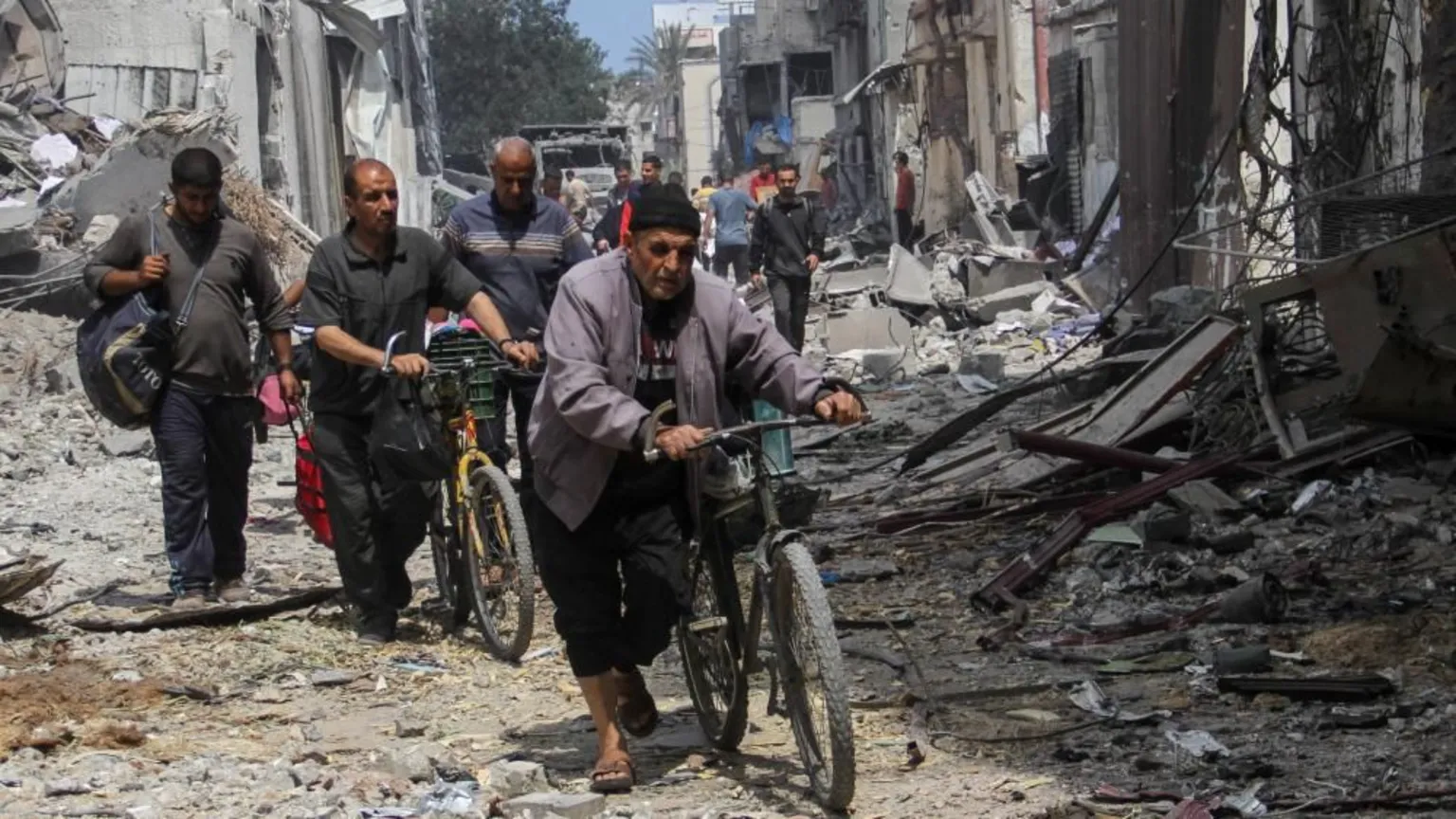Centenas de famílias são deslocadas por ataques aéreos israelenses em Gaza Zeitoun foi repetidamente atingido por ataques israelenses durante a guerra (Foto: Reuters)