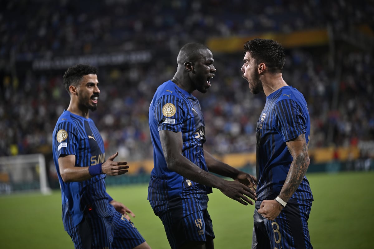 Os jogadores do Al Hilal saudita celebram o último gol contra o Manchester City, este lunes, em Orlando. (Foto: MIGUEL RODRIGUEZ/EFE)