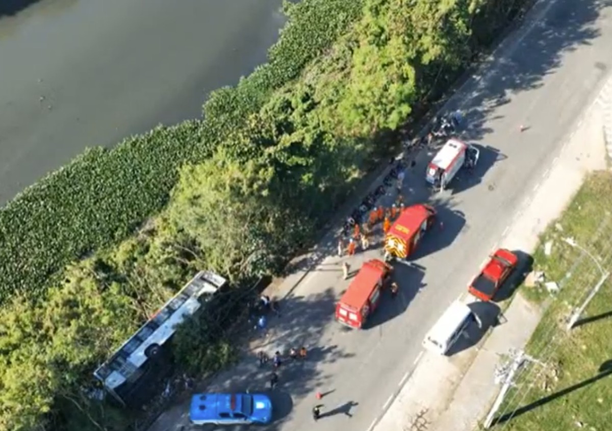 Ônibus tomba na Avenida Ayrton Senna, na Barra da Tijuca (Foto: COR-Rio / Reprodução / X)