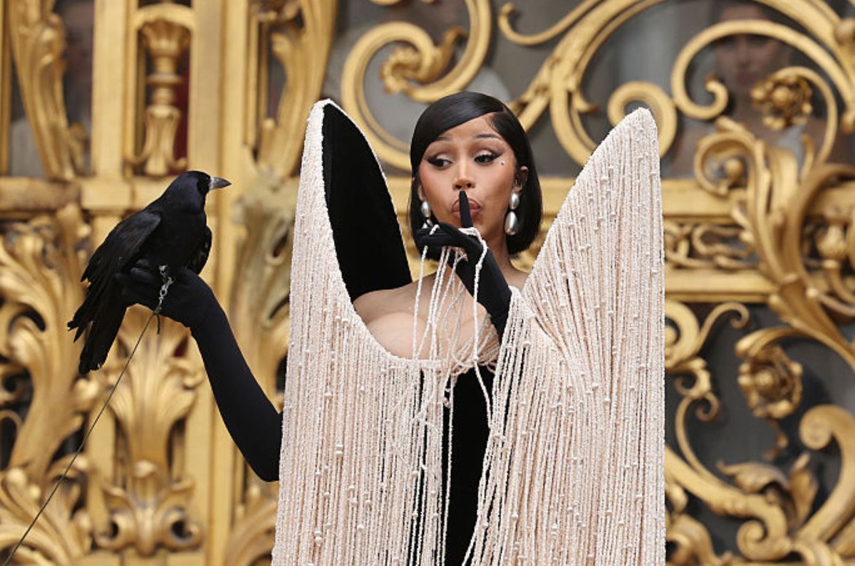 Cardi B gera controvérsia ao aparecer com corvo na coleira em evento público Cardi B (Foto: Getty Images)