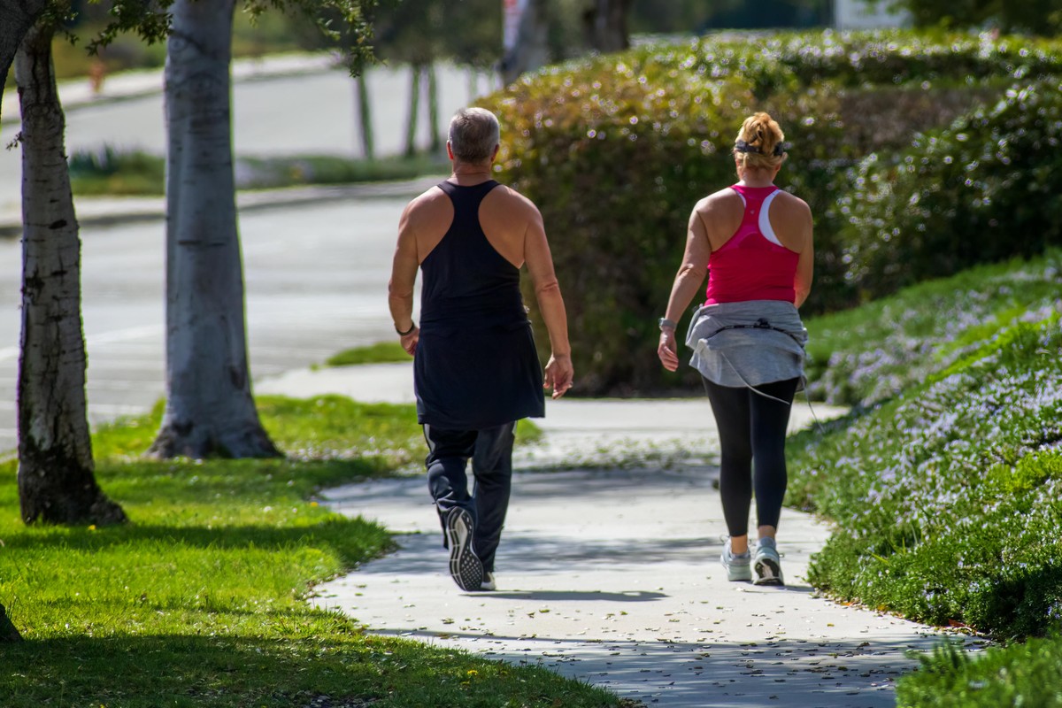 Caminhar todo dia diminui o desconforto lombar, segundo a ciência (Foto: Pexels)