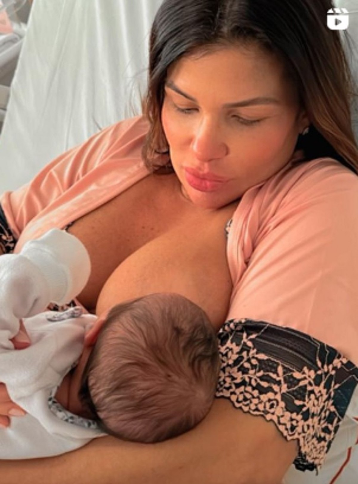 Justiça concede prisão domiciliar a mulher com bebê, com restrições de uso de celular Danúbia Rangel, presa em maternidade na Barra da Tijuca, amamenta a filha (Foto: Reprodução de Instagram)