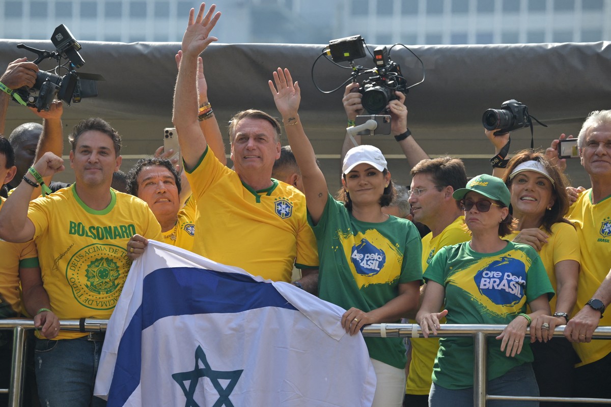 Bolsonaro e Michelle: desta vez, ela não foi (Foto: Nelson Almeida/AFP)