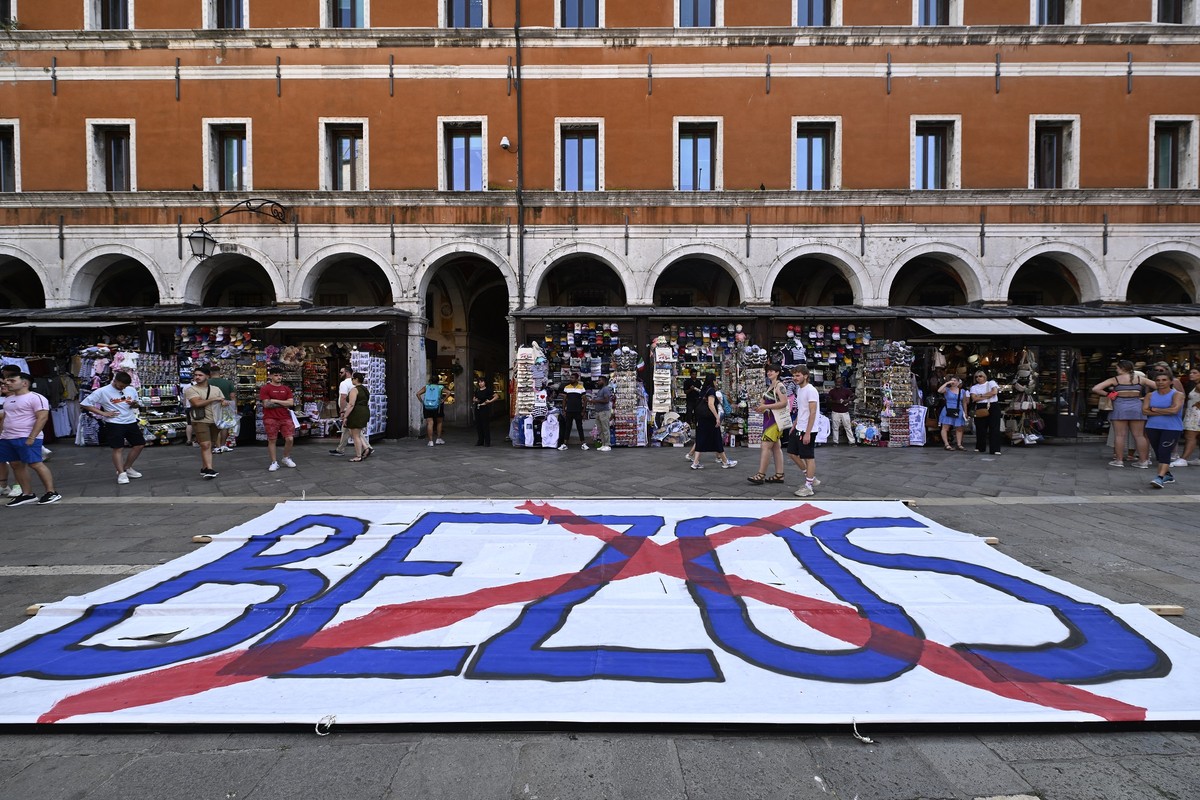Protesto contra Jeff Bezos em Veneza (Foto: Andrea Pattaro/AFP)