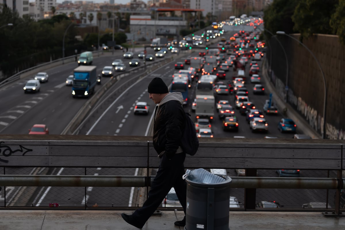 Contaminação do ar aumenta risco de câncer de pulmão em não fumantes Tráfico de entrada à cidade de Barcelona, em uma imagem de 2024. (Foto: David Zorrakino / Europa Press)