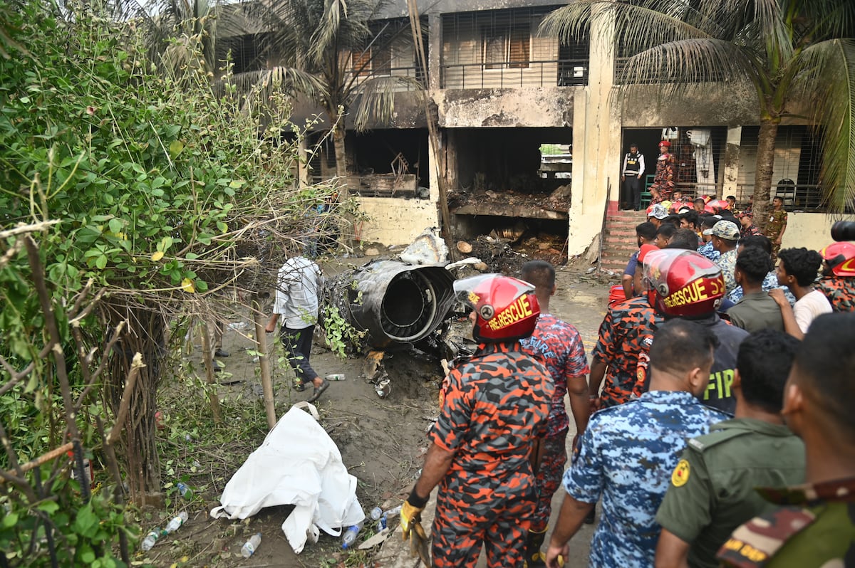 Avião militar colide com escola em Bangladesh e deixa 25 crianças mortas Militares e bombeiros diante do edifício sinistrado da escola de Daca contra o qual o avião colidiu, nesta segunda-feira. (Foto: JZUMA via Europa Press)