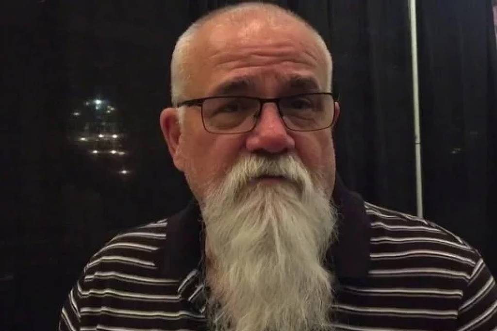 Morre Bob Elmore, dublê icônico do vilão de 'O Massacre da Serra Elétrica 2' Foto de Bob Elmore, dublê que viveu Leatherface em 'O Massacre da Serra Elétrica 2', morto em 2025 (Foto: Reprodução/Facebook)