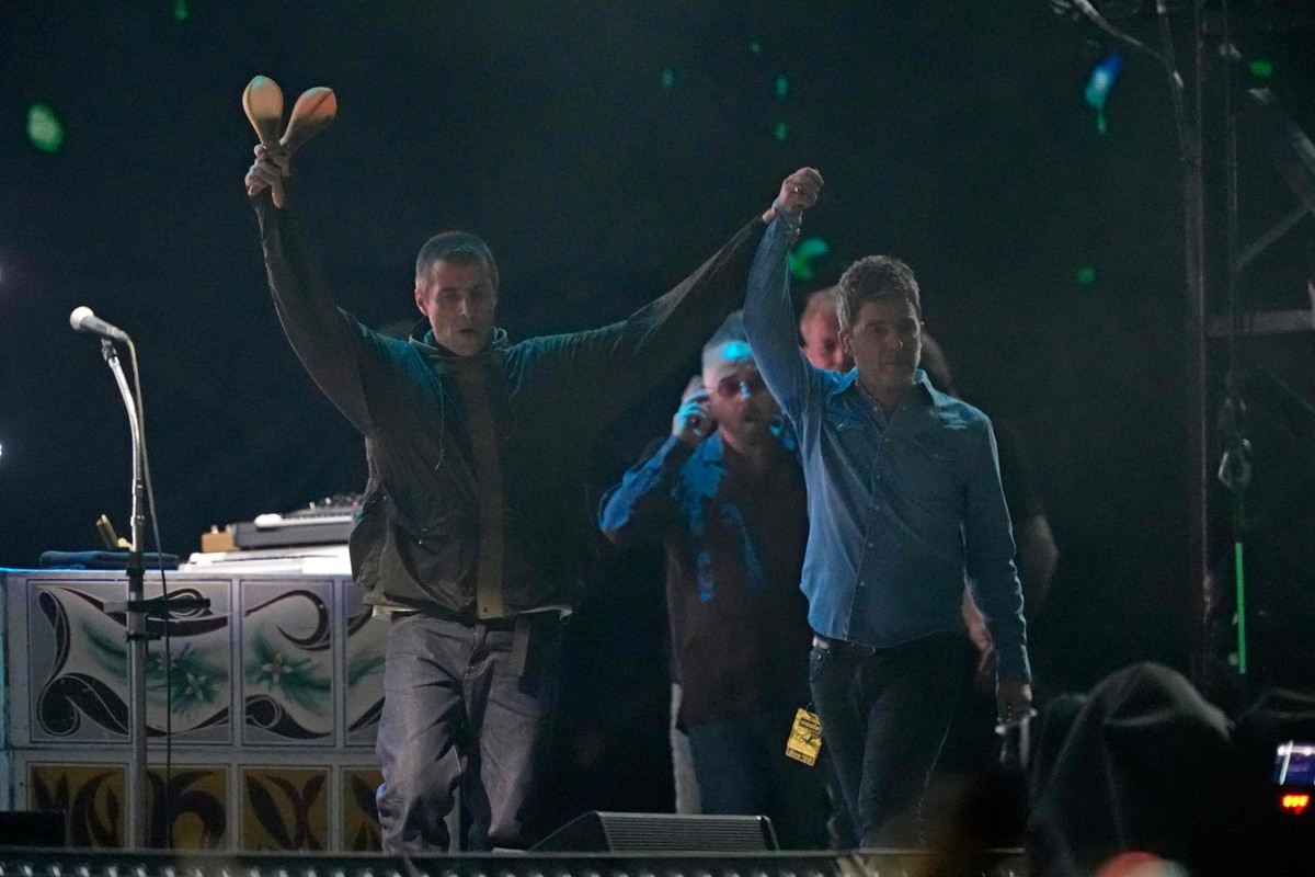 Oasis inicia turnê histórica com setlist repleto de sucessos e emoções Os irmãos Liam e Noel Gallagher se apresentam no País de Gales após 16 anos separados (Foto: AFP)