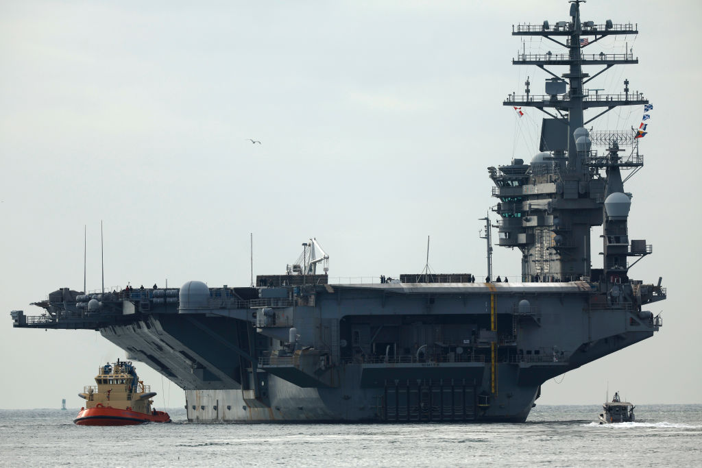 O USS Nimitz (CVN-68) da Marinha dos EUA, o porta-aviões nuclear mais antigo do mundo, parte da Baía de San Diego em direção ao Oceano Pacífico para realizar exercícios de prontidão. (Foto: Kevin Carter/Getty Images)