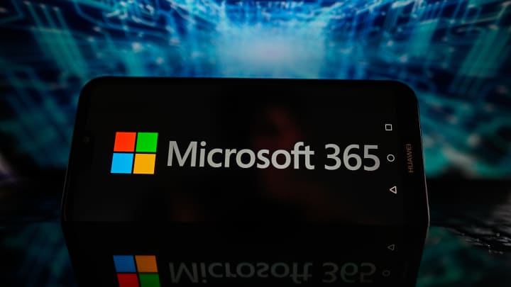 Microsoft atinge valor de mercado de 4 trilhões de dólares após alta no pré-mercado O presidente do Federal Reserve, Jerome Powell, fala com repórteres após as reuniões regulares do Comitê Federal de Mercado Aberto no Fed em 30 de julho de 2025, em Washington, DC. (Foto: Chip Somodevilla | Getty Images)