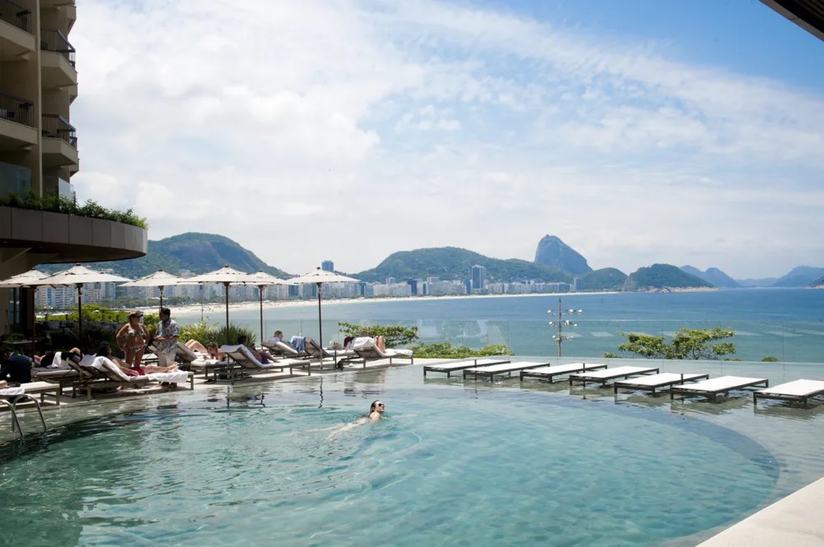 Piscina do hotel Fairmont, em Copacabana (Foto: Agência O Globo)