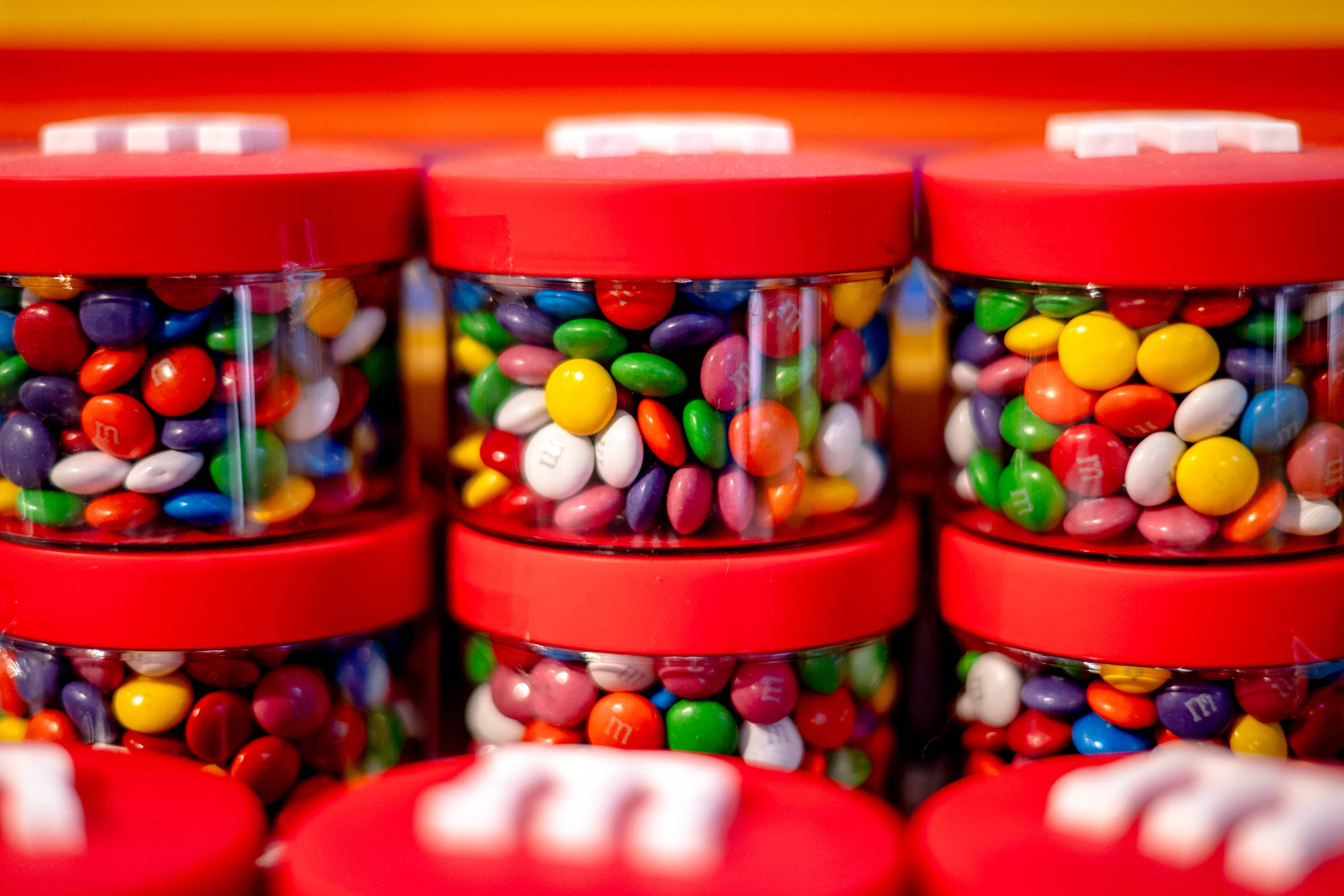 Secretário de Saúde dos EUA enfrenta oposição à eliminação de corantes em M&M's Doces expostos para venda na loja M&M New York na Times Square em Manhattan; secretário de Saúde Robert F. Kennedy Jr. tem usado a pressão social para persuadir fabricantes de alimentos a eliminar corantes sintéticos (Foto: Hilary Swift/The New York Times)