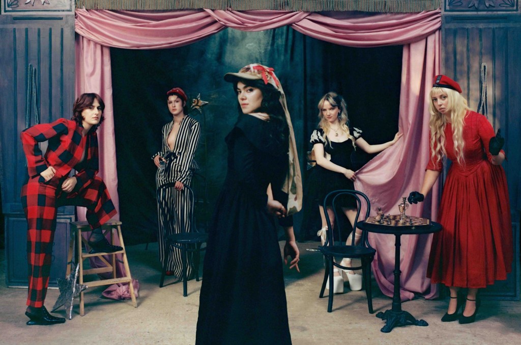 O novo álbum 'From the Pyre' da The Last Dinner Party teve sua data de lançamento e lista de faixas reveladas. (Foto: Reprodução)