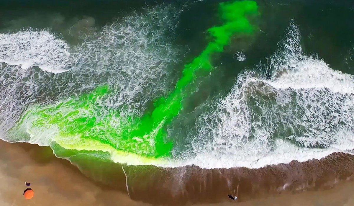 Corante verde mostra o trajeto de uma corrente de retorno (Foto: Administração Nacional Oceânica e Atmosférica - NOAA)