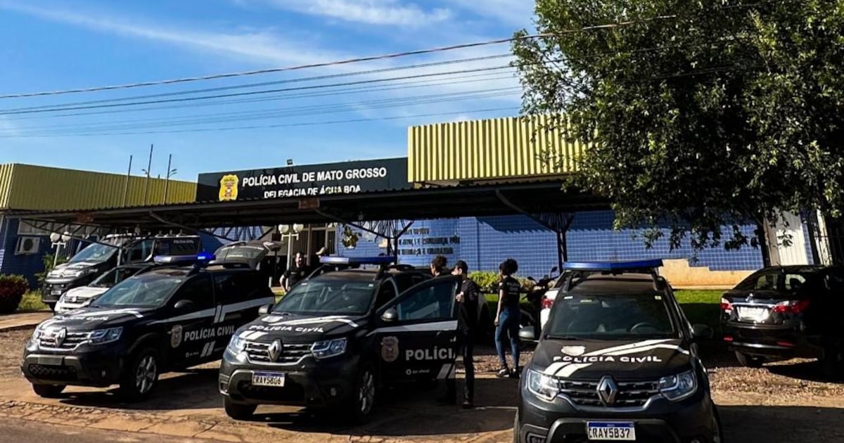 Namorada de jovem que matou a família no Rio planejava assassinar a mãe Delegacia de Água Boa, para onde a garota de 15 anos foi levada (Foto: PJC-MT)