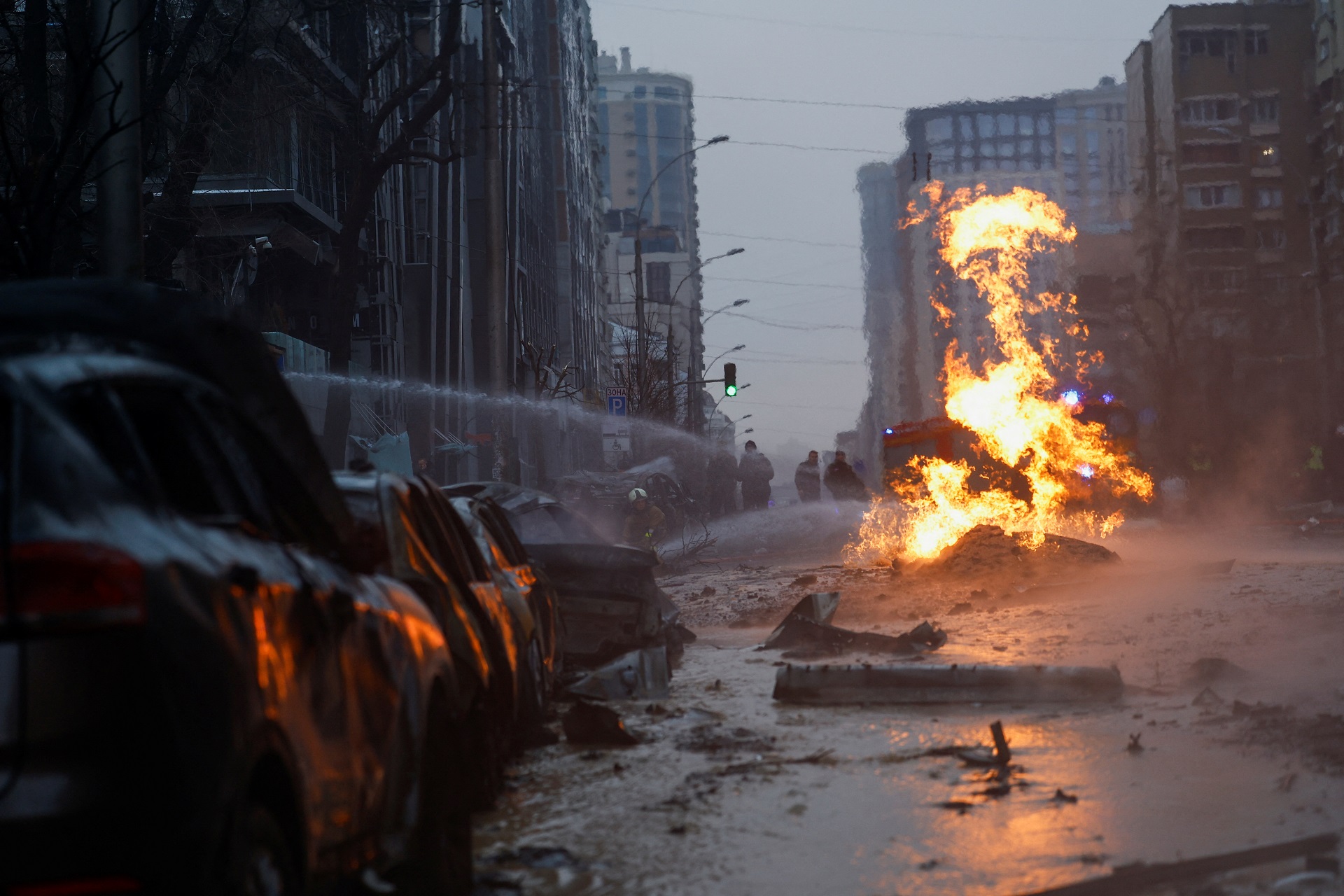 Rússia declara ter capturado cidade estratégica na Ucrânia, que nega a conquista Pessoas no local de um edifício destruído durante um ataque de míssil russo, em meio ao ataque da Rússia à Ucrânia, no centro de Kiev, Ucrânia, em 20 de dezembro de 2024. (Foto: REUTERS/Valentyn Ogirenko)