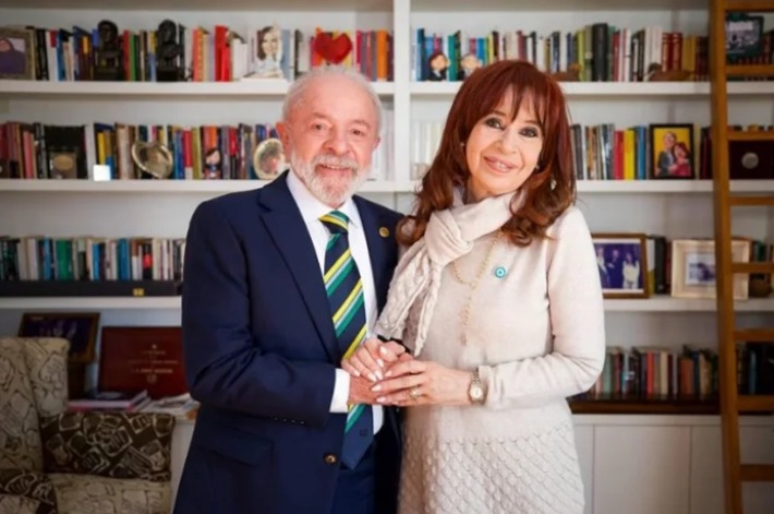 Lula critica Trump por declaração sobre Bolsonaro e defende 'Cristina libre' Lula se deixou fotografar enquanto segurava um cartaz que pedia "Cristina livre" e endossava a narrativa de perseguição política empreendida pela aliada contra os tribunais. (Foto: Redes sociais/Divulgação)