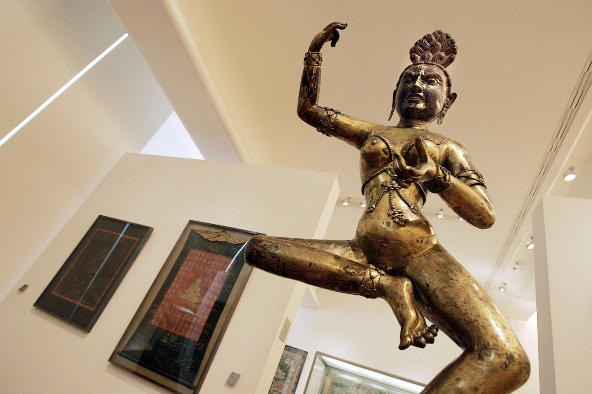 Museu de Paris é processado por tentativa de apagar a história do Tibete Estátua tibetana de uma Dakini dançante no Musée Guimet em Paris. (Foto: Olivier Laban-Mattei/AFP via Getty Images)