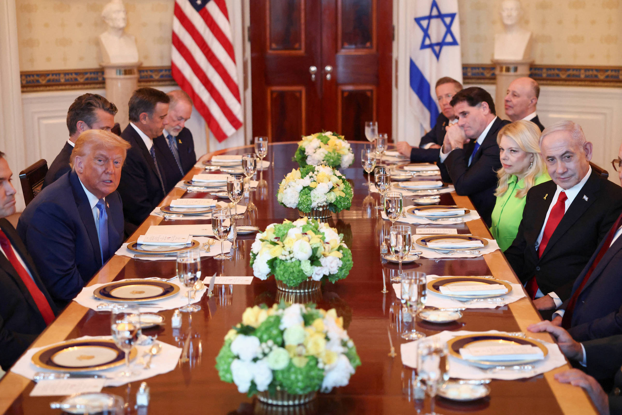Negociações entre Hamas e Israel por cessar-fogo completam três dias sem progresso O presidente dos Estados Unidos, Donald Trump, realiza um jantar bilateral com o primeiro-ministro israelense, Benjamin Netanyahu, em Washington (Foto: Kevin Lamarque - 7.jul.2025/Reuters)