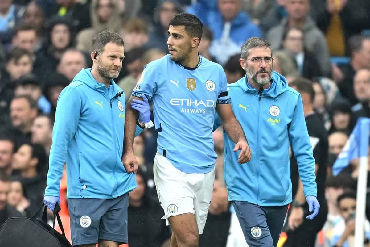 Rodri, do Manchester City, lesionou o joelho direito e só volta na próxima temporada (Foto: Michael Regan/Getty Images via AFP)